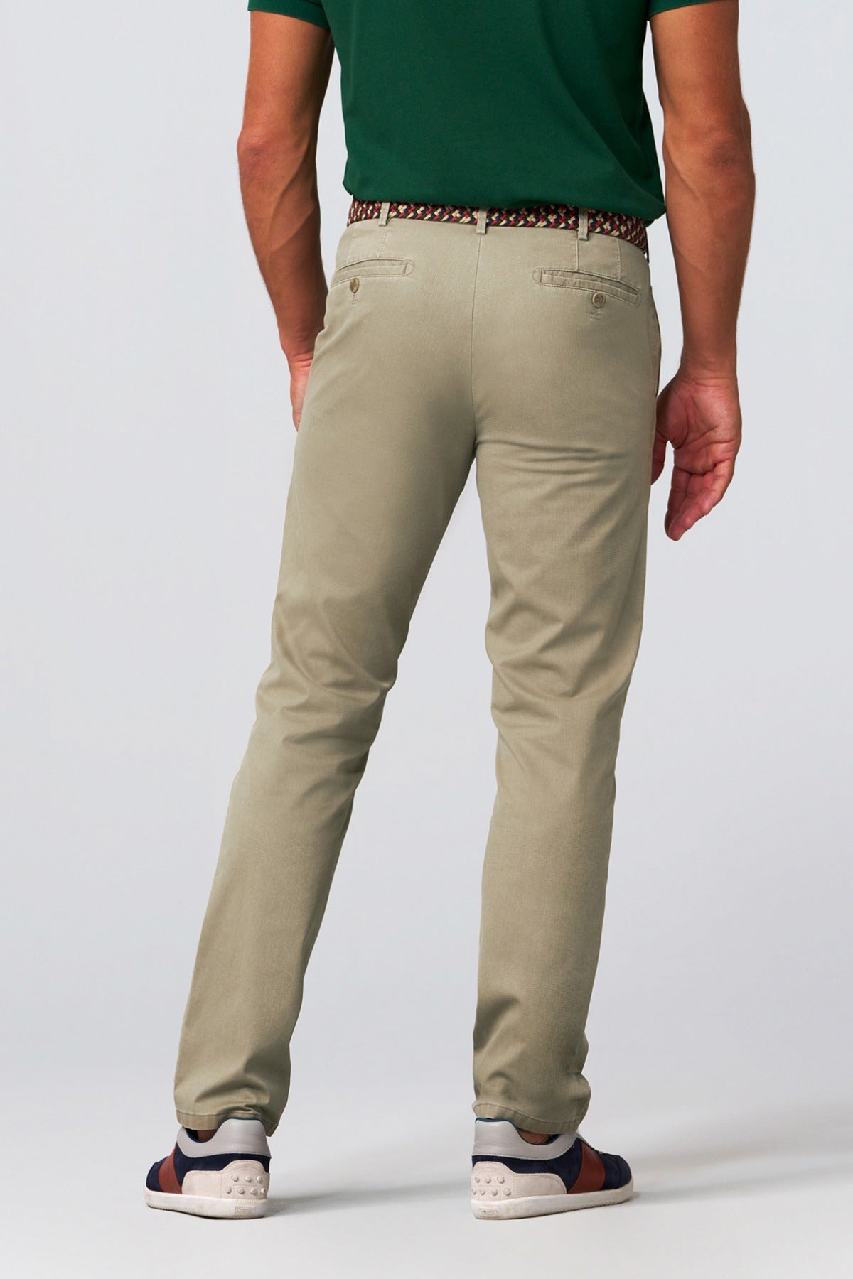Sandfarvede chinos i regular fit med sidelommer og bæltestropper, set bagfra.