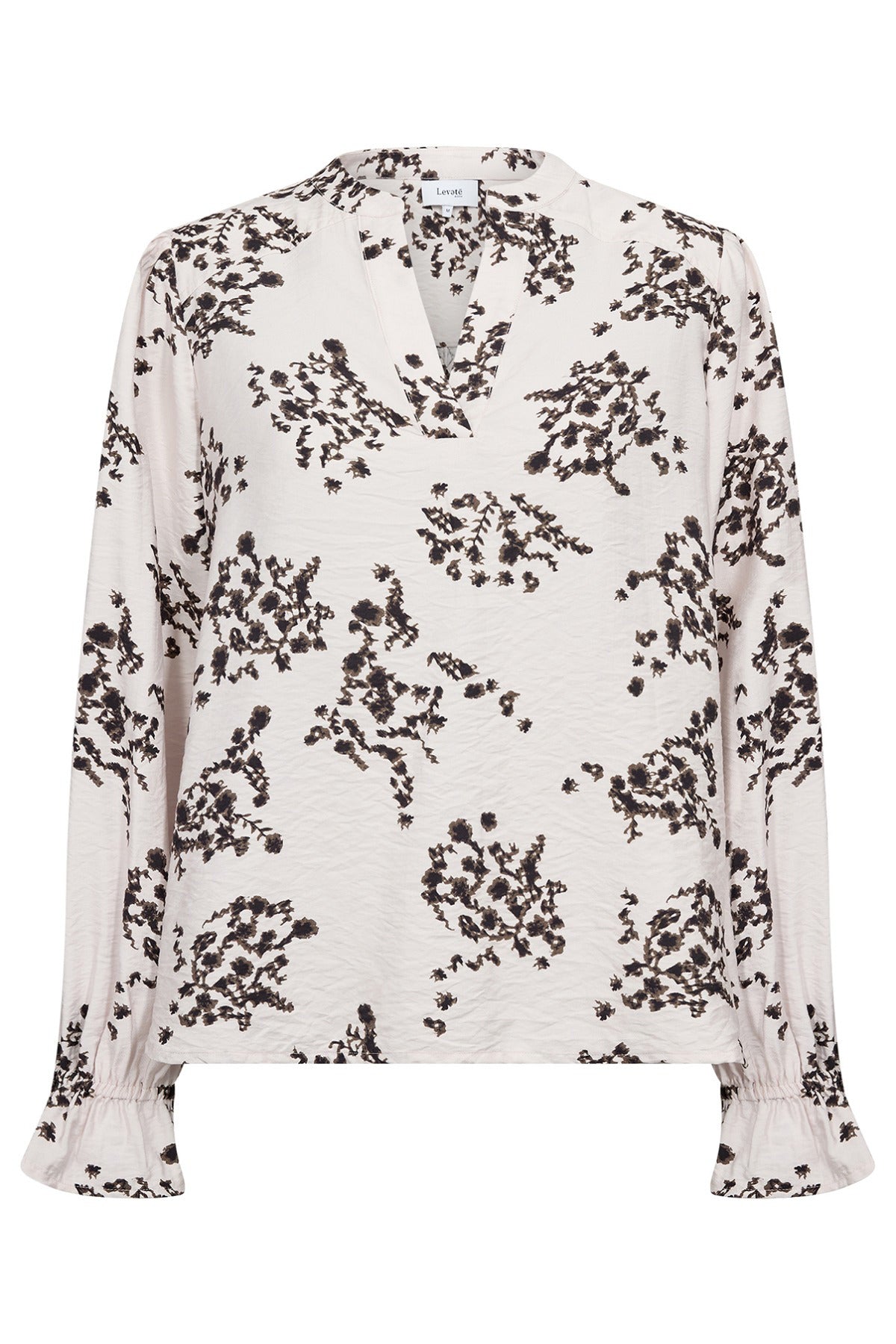Hvid langærmet bluse med sort blomsterprint og flæsekant på ærmerne.