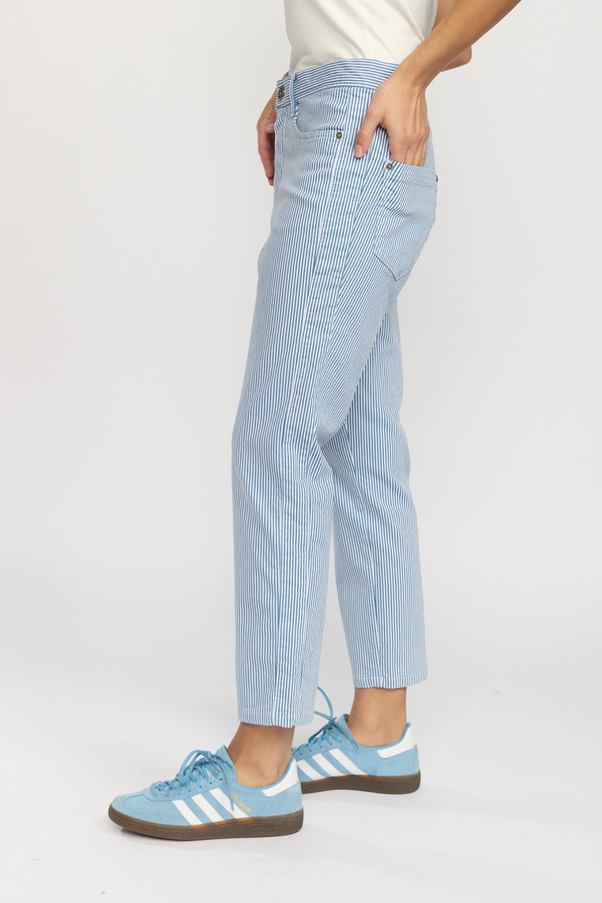 Blå jeans med høj talje og lommer, afslappet pasform, let cropped længde.