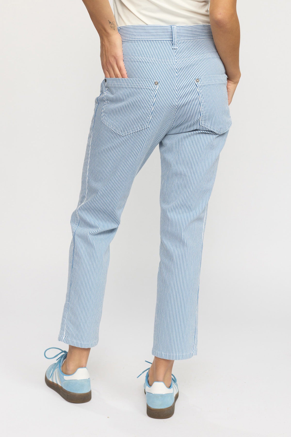 Lyseblå jeans med høj talje og slim fit, synlige lynlåse ved anklerne, model set bagfra.