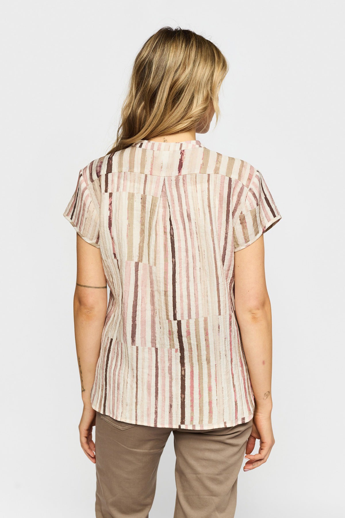 Kortærmet bluse med lodrette striber i rosa, hvid og beige, løs pasform, bagpå slids og let rynke detalje ved nakken.