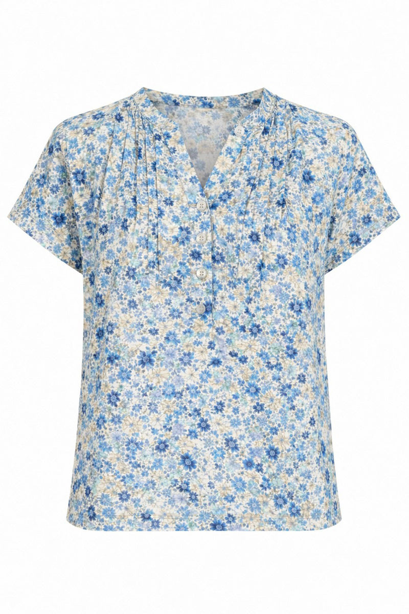 Kortærmet bluse med små blå blomster, rund hals og knapper foran.