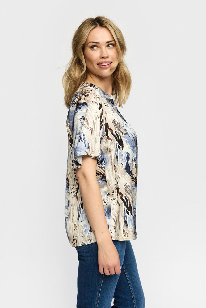 AMORA - Kortærmet print bluse i silkekvalitet
