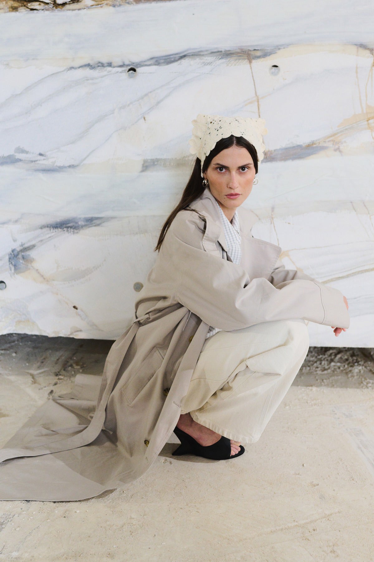 Lysebrunt hæklet tørklæde med bindebånd, stilfuldt sat sammen med beige trenchcoat og cremebukser.