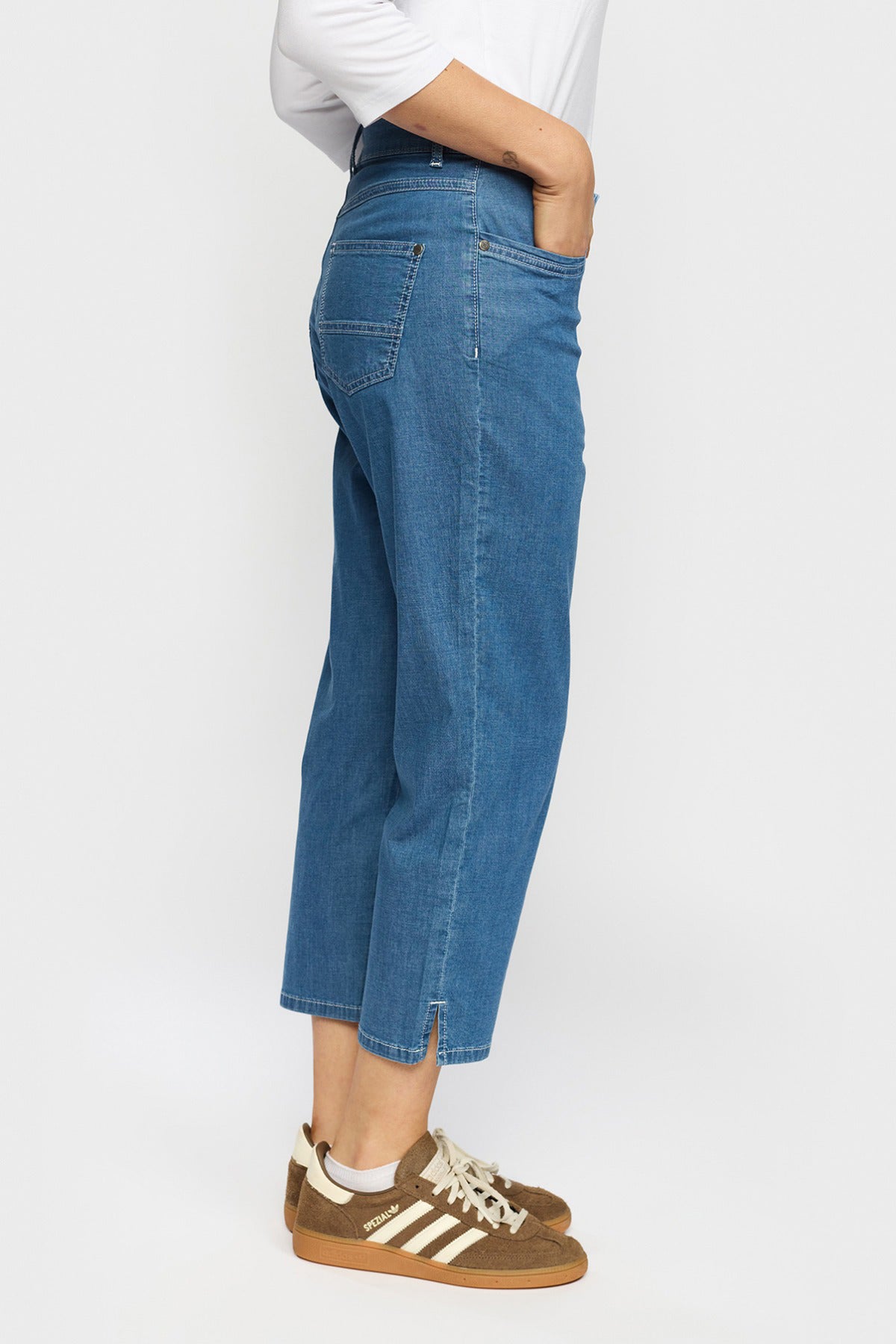 Blå denim capri bukser med lommer og høj talje, afslappet pasform, strækbar stof.