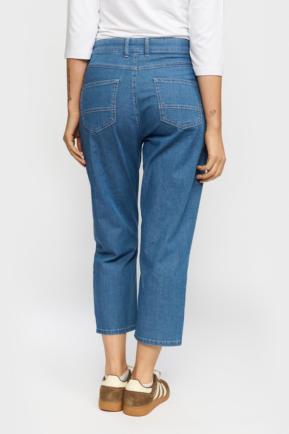 Blå denim capri bukser med høj talje og baglommer, afslappet pasform.