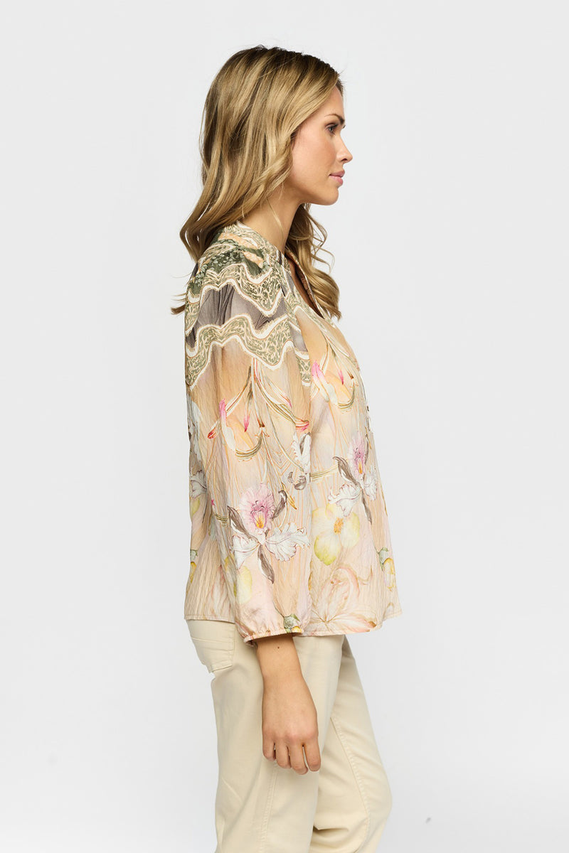 Sandfarvet bluse med blomstermønster og trekvartærmer i let, blødt stof.