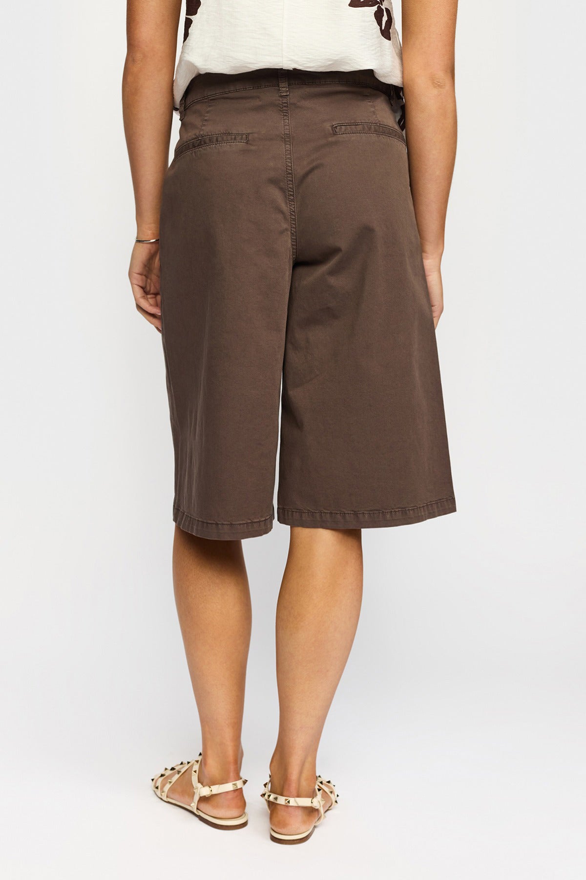 Brune, lange vide shorts med høj talje og baglommer, set bagfra.