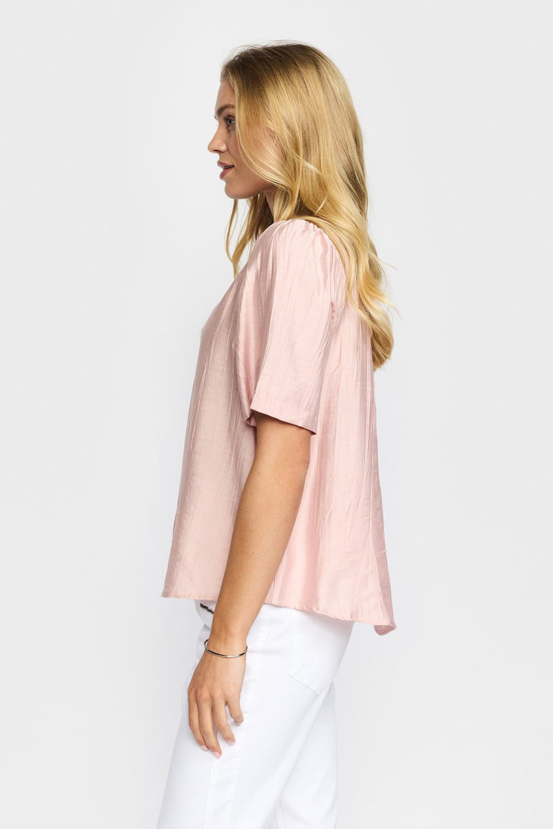 Kortærmet lyserød bluse med let A-form og blonde detalje ved ærmekant.