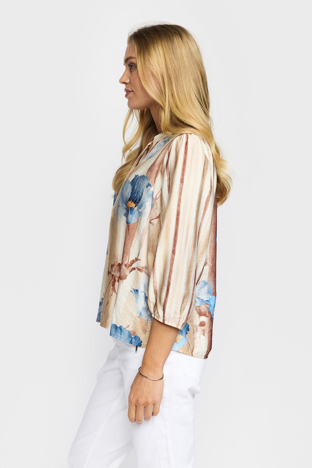 Sandfarvet bluse med blomsterprint og trekvartærmer i let, flowy stof.