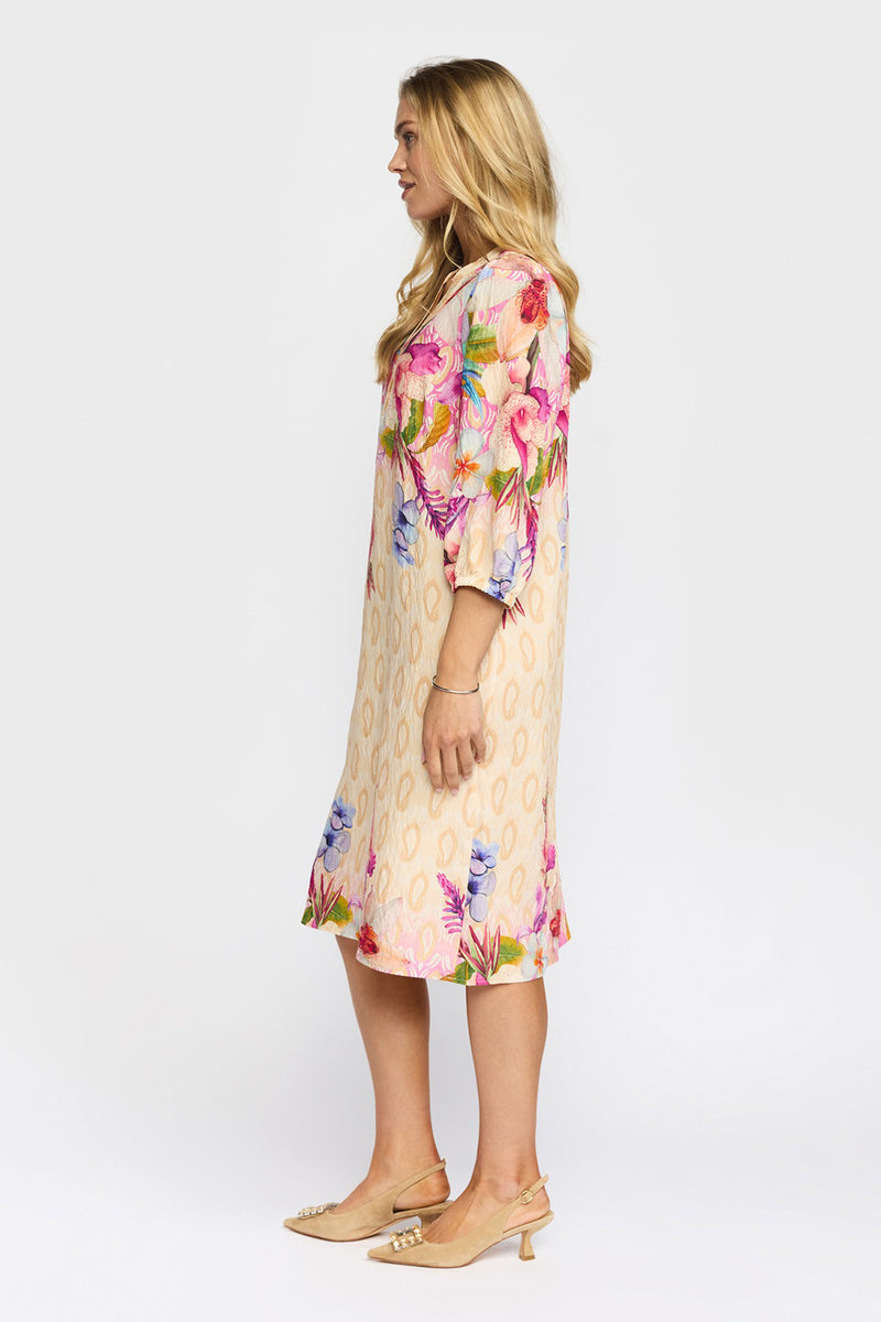 Beige midi kjole med farverige blomsterprint og trekvartærmer, afslappet pasform.
