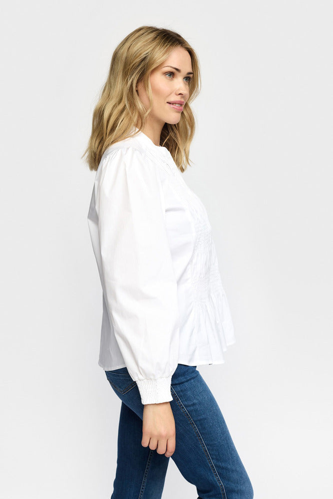 Hvid langærmet skjorte med smock-detaljer og rund hals i let stof.