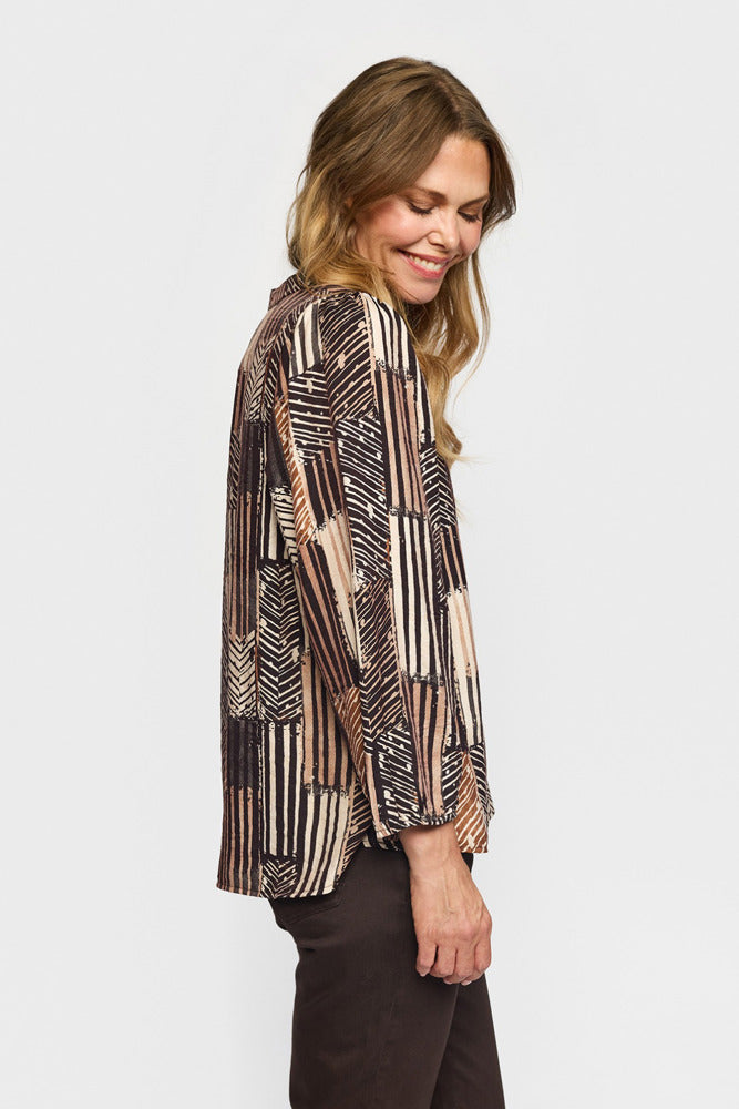 Mønstret bluse med v-hals i beige, sort og brun med løstsiddende ærmer og let afslappet fit.