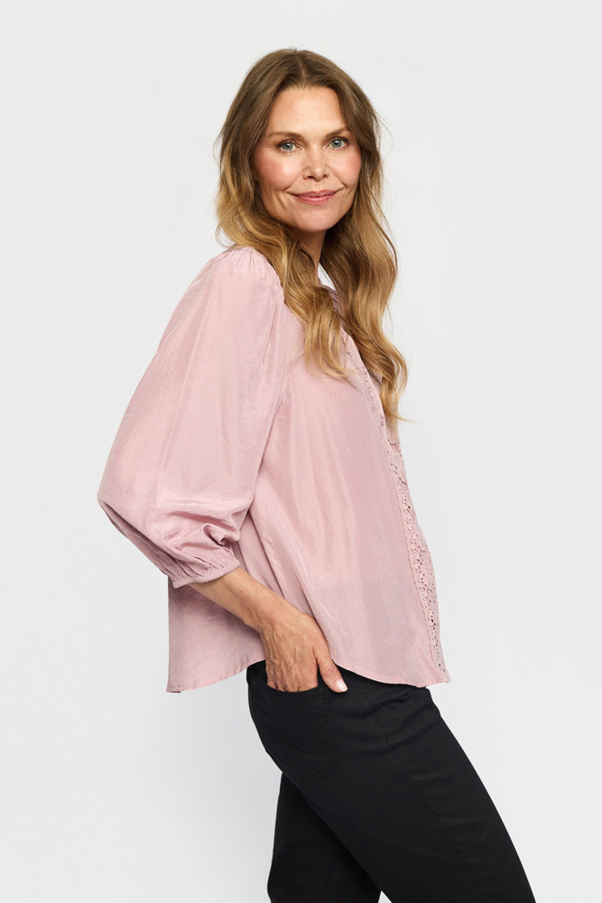 KAROLINE - Bluse med blondedetaljer og lette ballonærmer