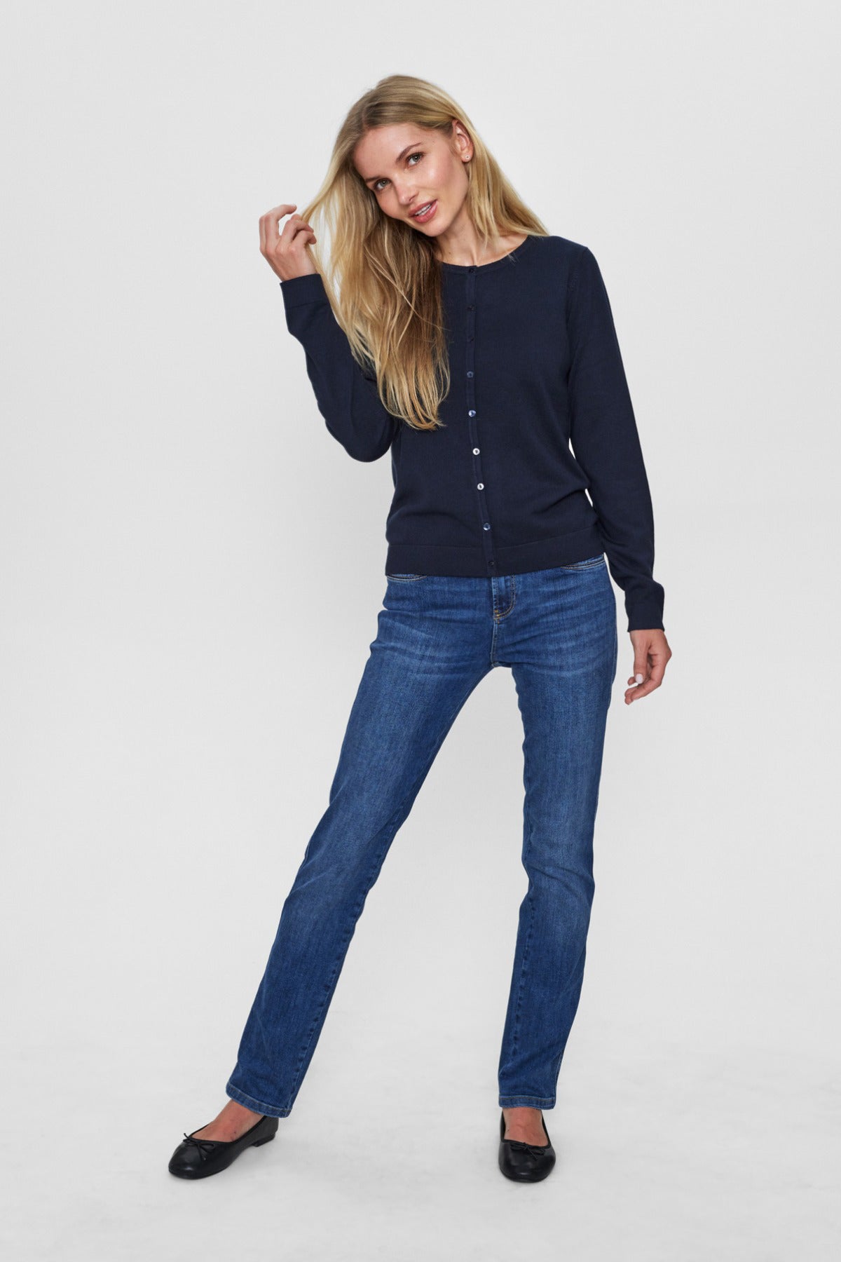 Kvinde stylet i navy cardigan og blå jeans
