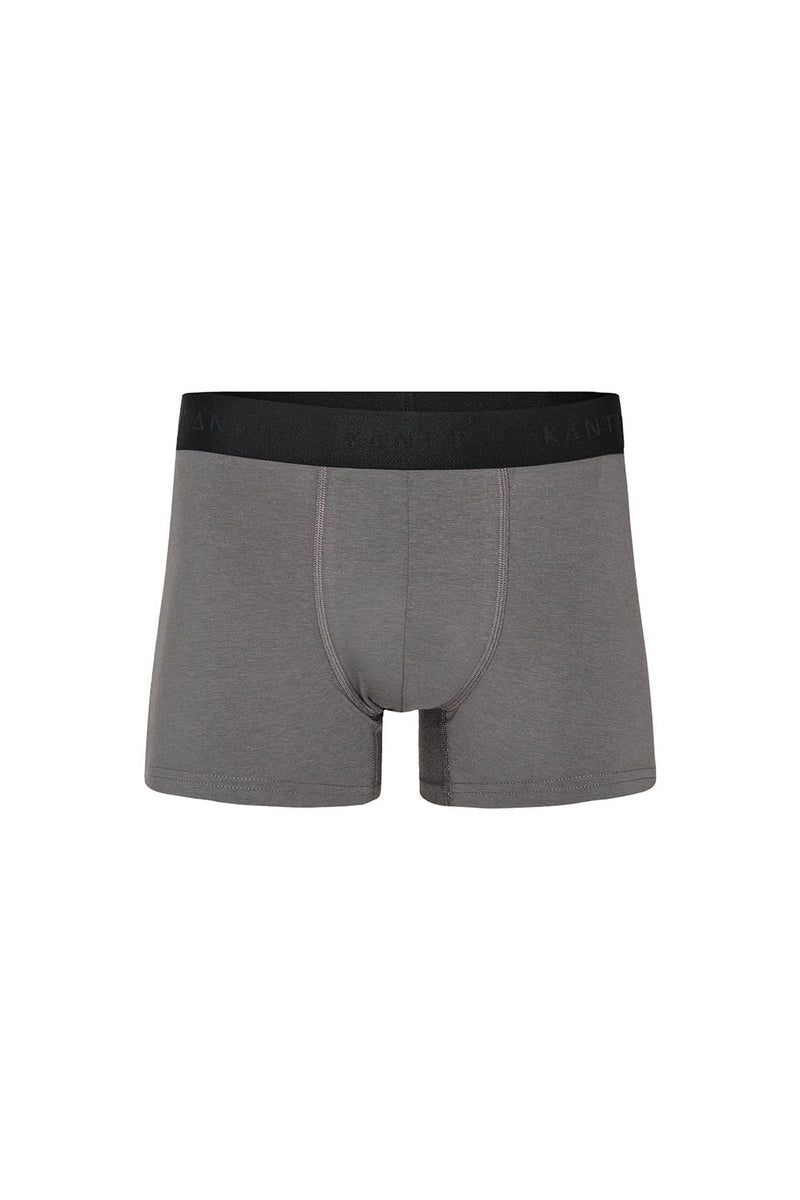 Grå bambus boxershorts med sort elastisk taljebånd og tætsiddende pasform.