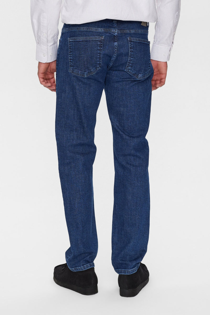 Mørkeblå denimjeans med lige ben og synlige baglommer, set bagfra.