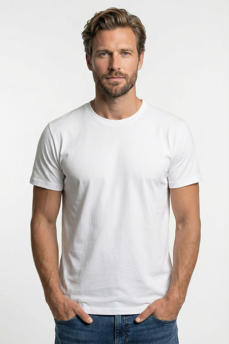 Hvid basic t-shirt med rund hals og kortærmet pasform på mandlig model.