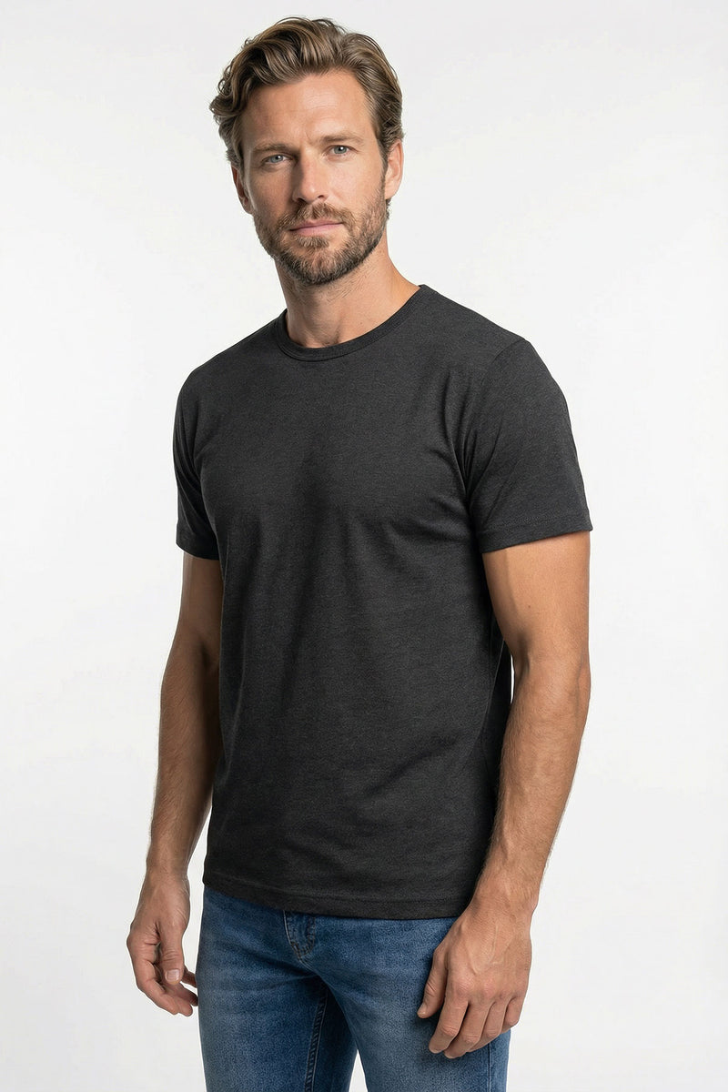 Sort basic kortærmet T-shirt med rund hals i klassisk pasform på mand.