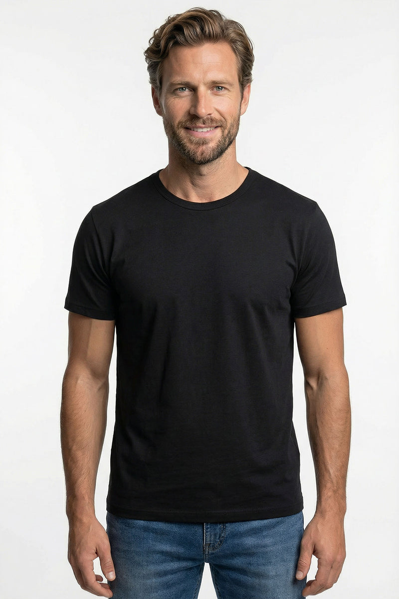 Sort basic t-shirt i blødt materiale med rund hals og kortærmet design på mand.