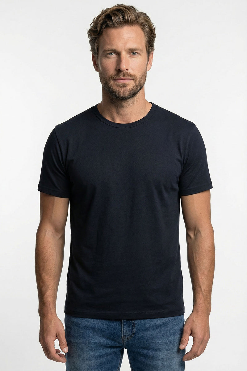 Mørkeblå basic t-shirt med rund hals og korte ærmer på mand i afslappet pasform.