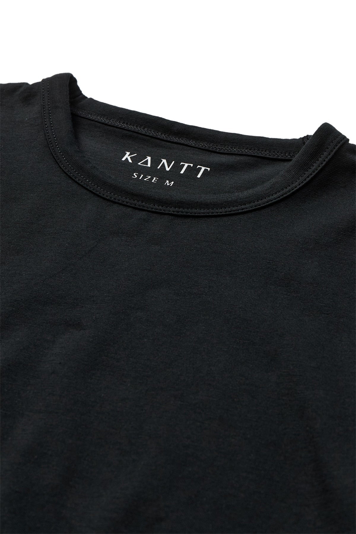 Langærmet t-shirt i sort bomuld med rund hals og Kantt logo indvendigt ved kraven.