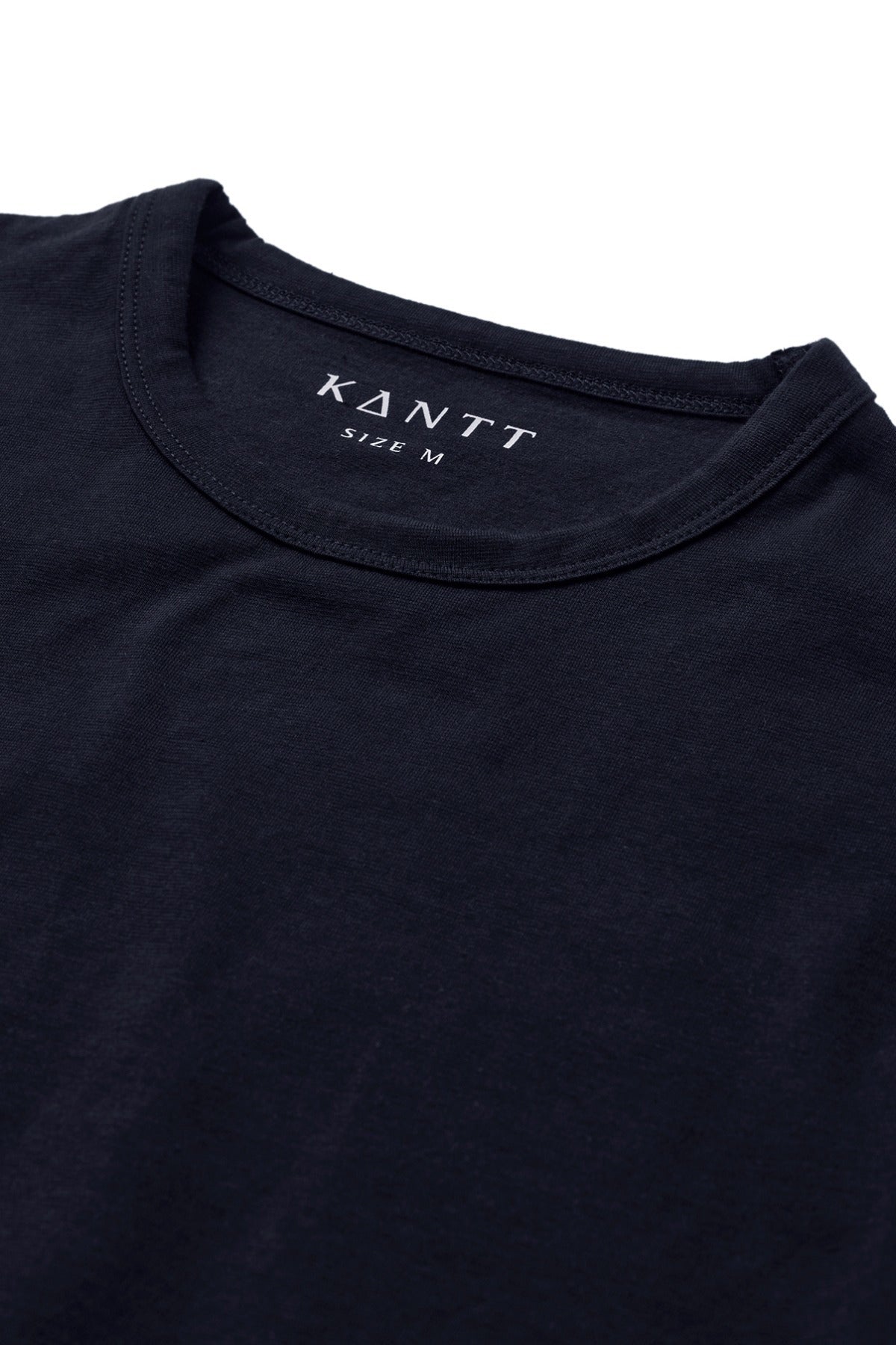 Sort langærmet bomuldst-shirt med rund hals og subtile detaljer ved kraven.