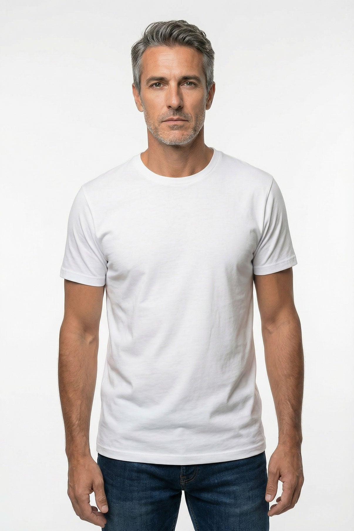 Hvid, kortærmet T-shirt i klassisk regular fit på mand med gråt hår og blå jeans.