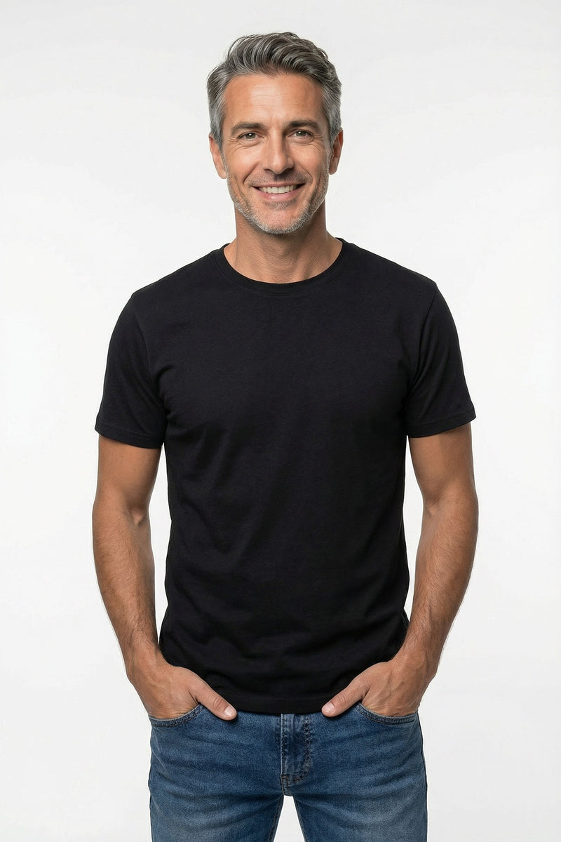 Sort kortærmet T-shirt i regular fit på mand, afslappet stil med rund hals.