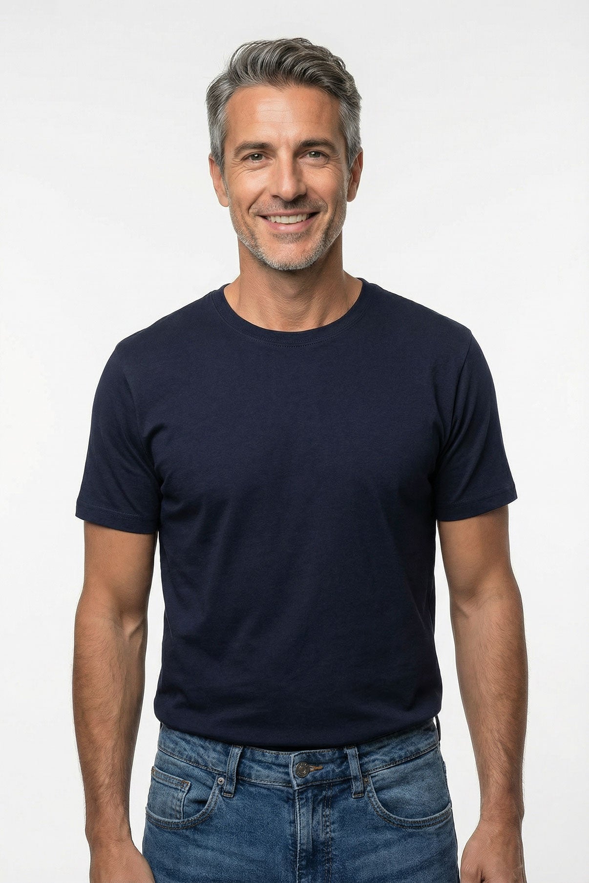 Mørkeblå kortærmet t-shirt med rund hals i blødt stof på mand.