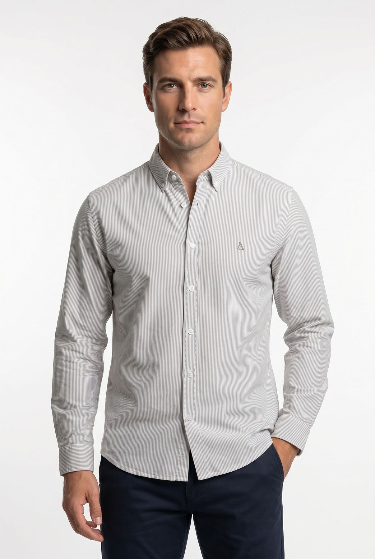 Lysegrå klassisk oxford skjorte med knapper og button-down krave, langærmet og slim fit.