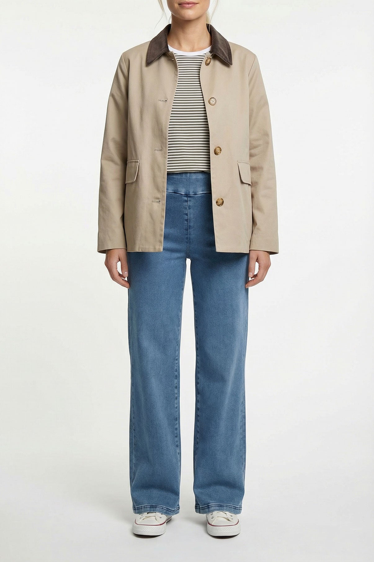 Strækbare bukser med lige ben i falmet denim, afslappet pasform, høj talje, knapper foran.