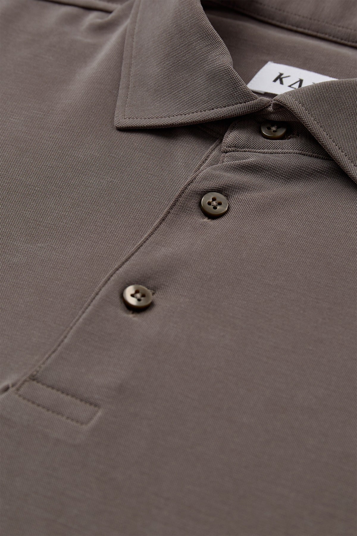 Kortærmet polo t-shirt i brun lentil med knapper og klassisk krave i blødt materiale.