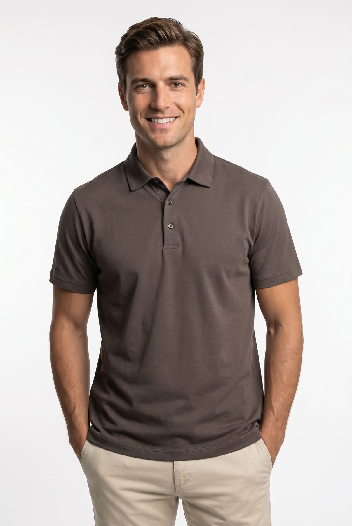 Kortærmet polo t-shirt i brun med klassisk krave og elastisk stof, båret af mand.