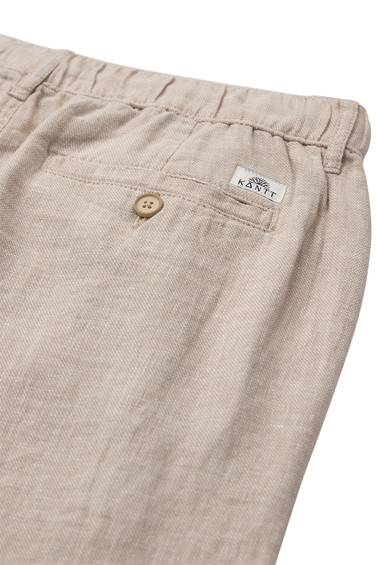 Beige lette shorts i hør med elastik i taljen og lomme med knapdetalje bagpå.