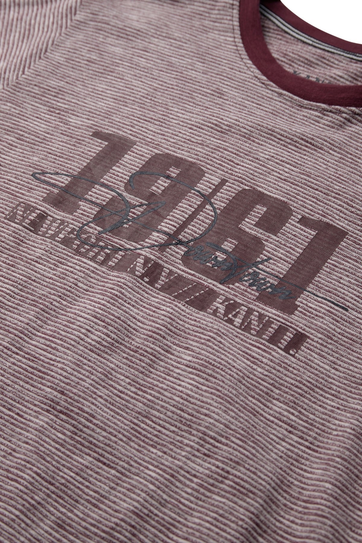 Vinrød og hvid stribet T-shirt med printet "1961" og tekst i brunmeleret look.