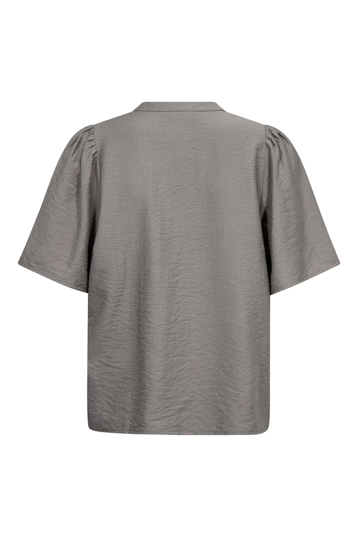 Gråblå bluse med korte ærmer og rynkedetaljer ved skuldrene set bagfra.