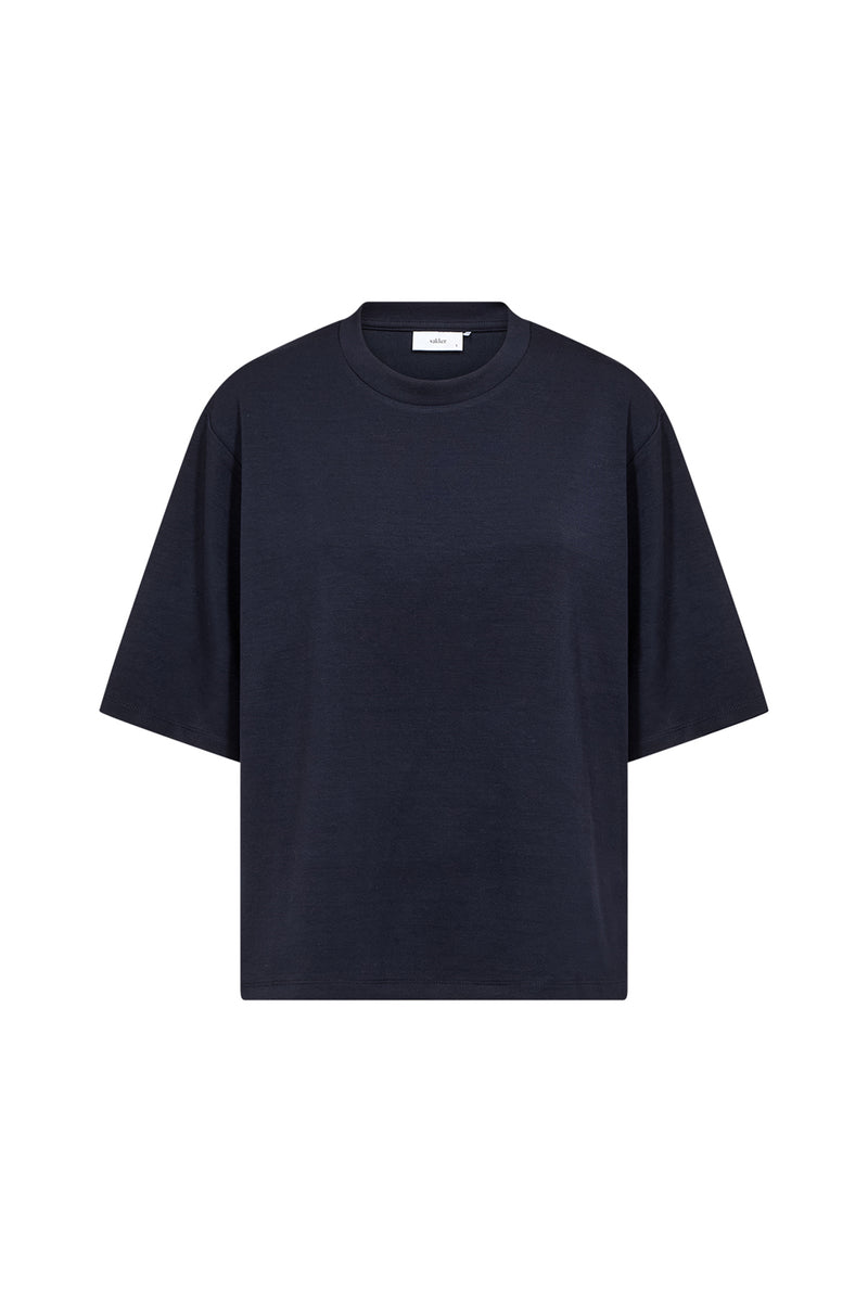 Mørkeblå t-shirt i blød kvalitet med korte ærmer og rund hals.