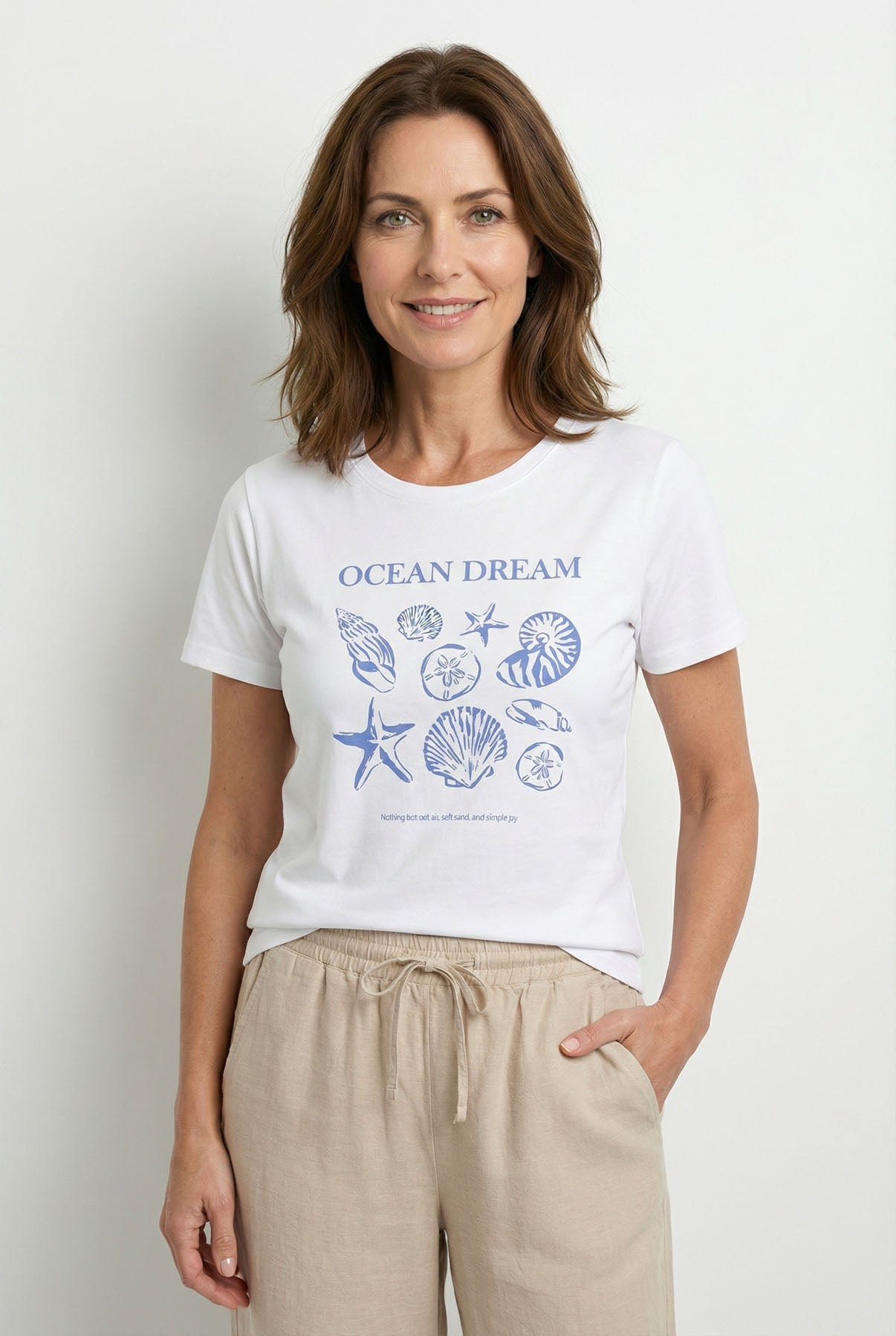 Hvid bomulds t-shirt med blå havtema grafik og rund hals, kort ærme.