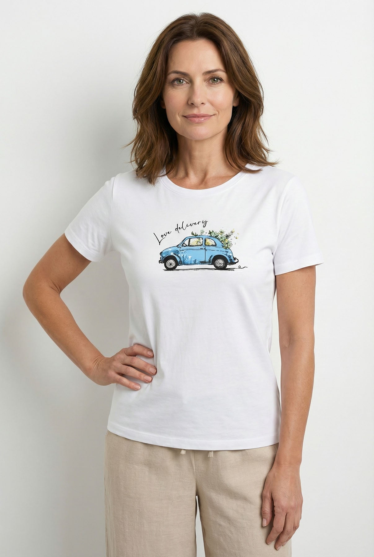 Hvid bomulds t-shirt med kort ærme og blå bil med juletræ print foran.