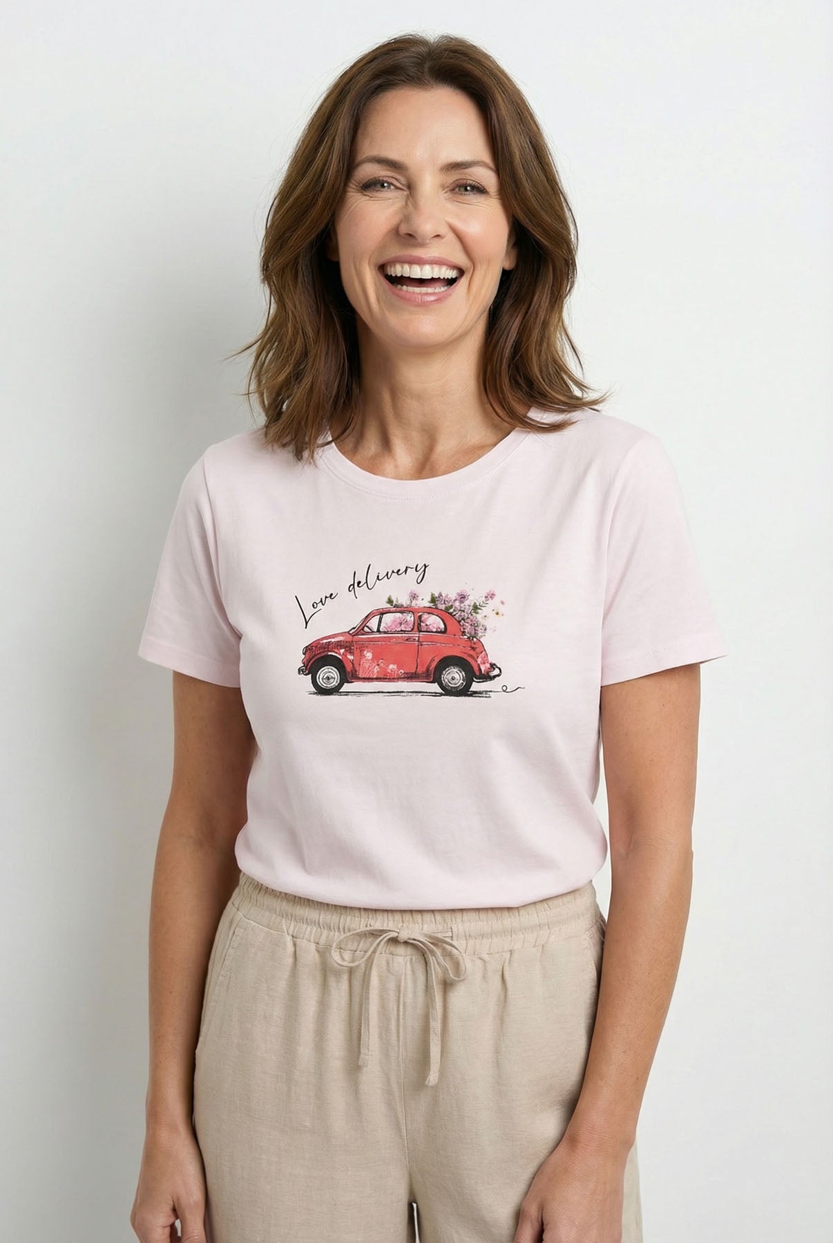 Lyserød bomulds t-shirt med rund hals og rød bilprint med tekst foran.