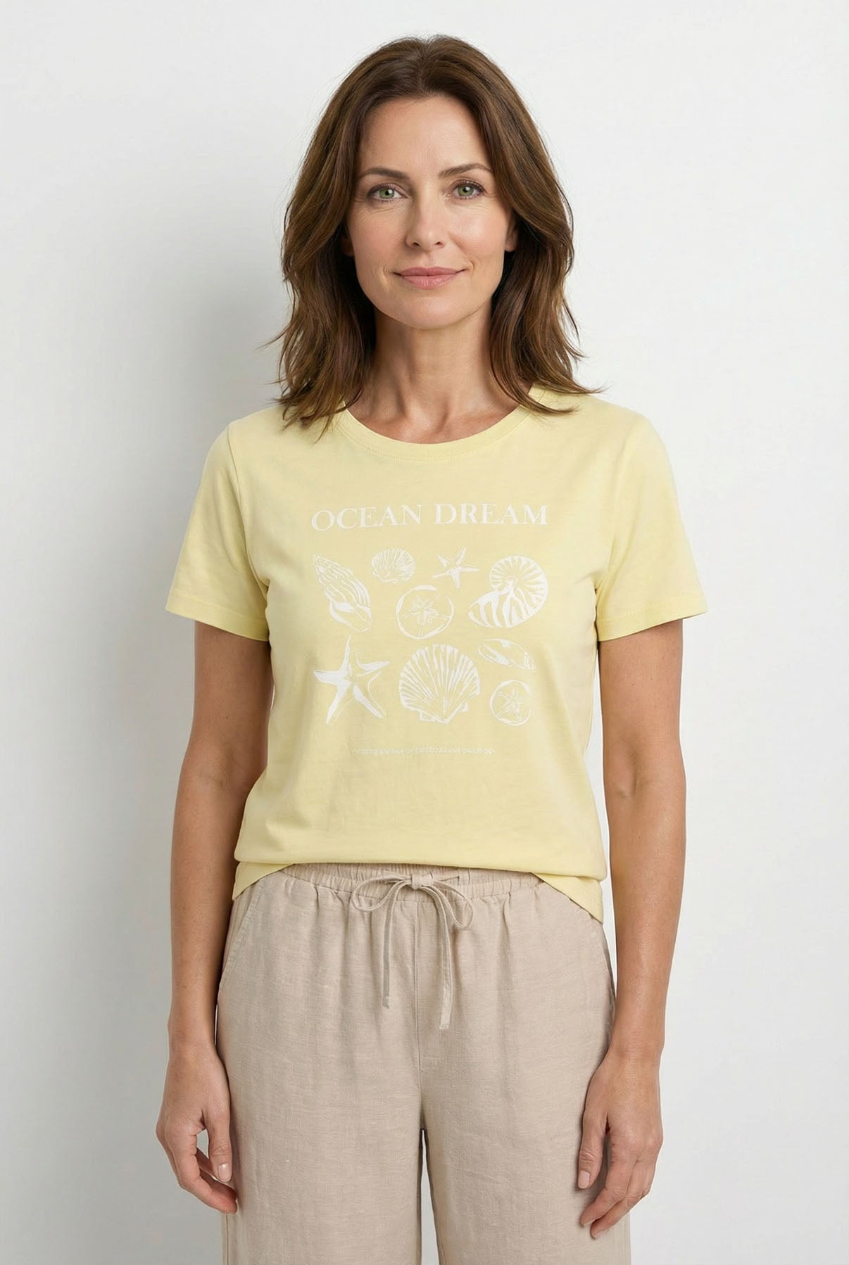 Lemon Meringue gul bomulds t-shirt med rund hals og hvidt dekorativt tryk foran.
