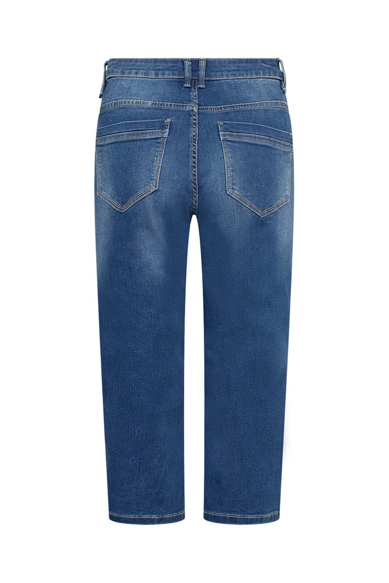 Blå capribukser i blød denim med synlige lommer bagpå og lige ben.