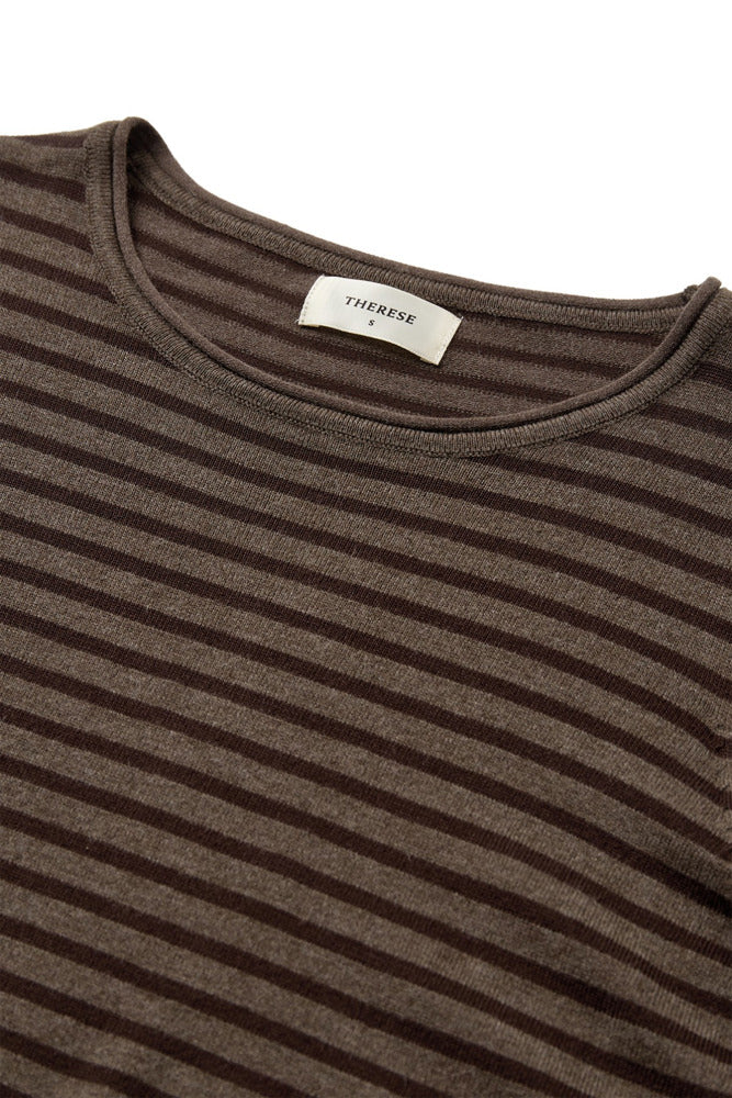 Blød strikbluse i viskose med mørkebrun og sort stribet rund hals detail.
