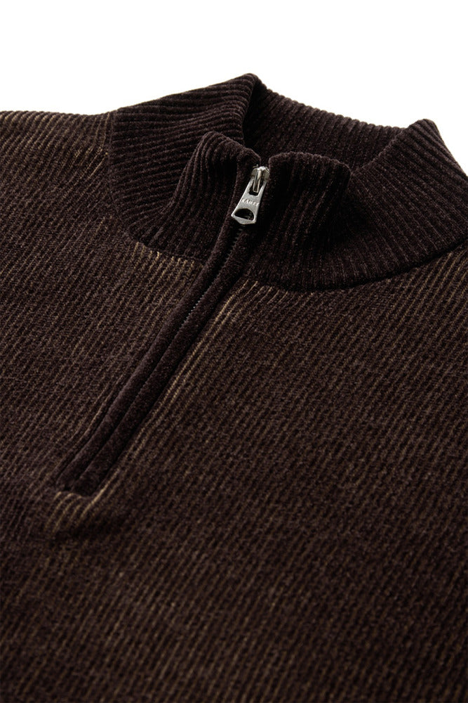 Langærmet ribstrikket trøje i mørk brun med half zip og høj krave.
