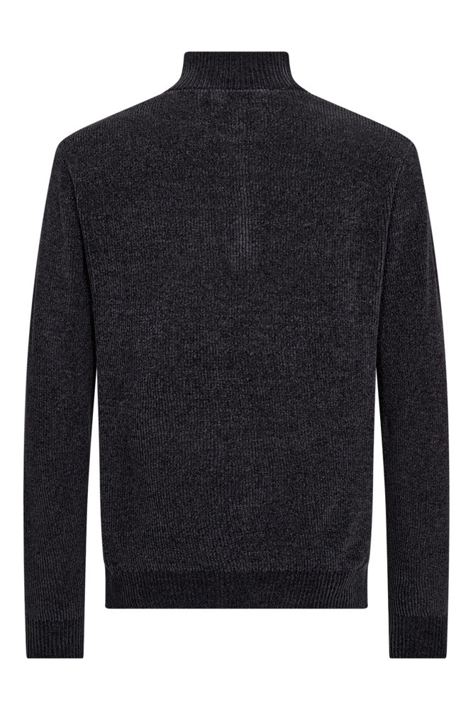 Sort langærmet strik med half zip, ribbet krave og ærmekanter, enkel og tæt pasform.