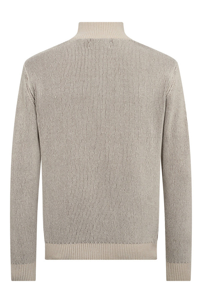 Langærmet striktrøje i varm sand med half zip og ribstrikkede kanter bagfra.