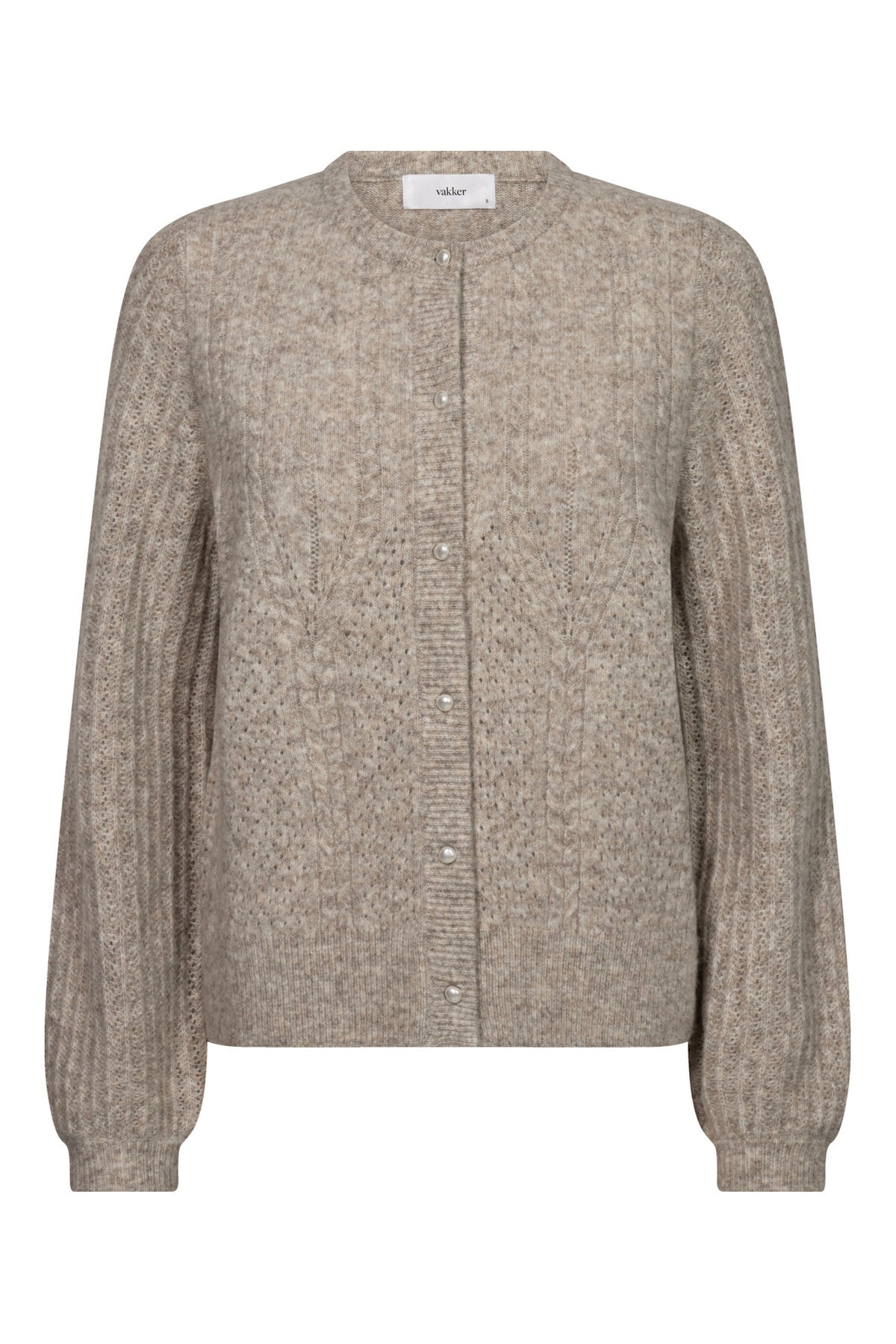 Beige strikcardigan med strukturmønster og små perlemorsknapper, rund hals og ribstrikkede manchetter.