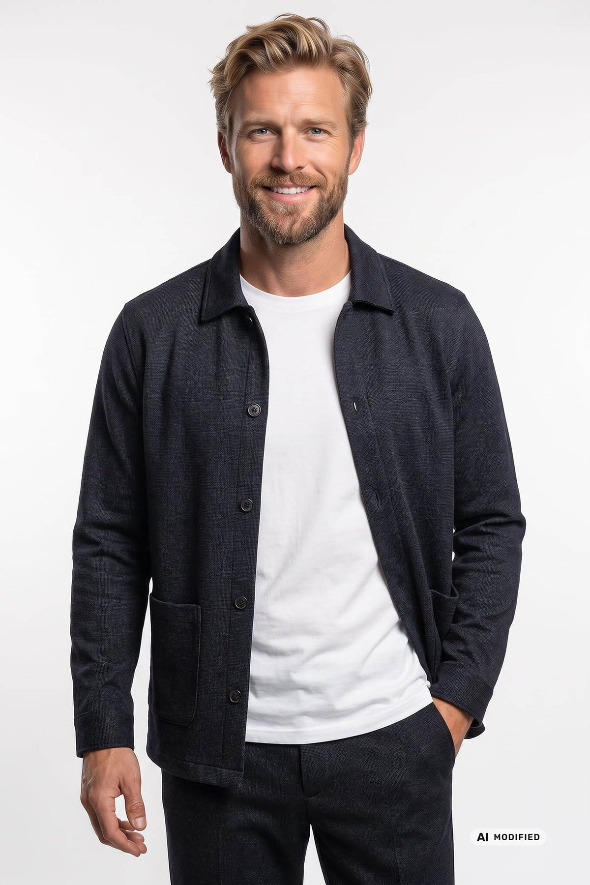 Mørkegrå overshirt i blødt stof med krave og to forlommer, afslappet pasform.