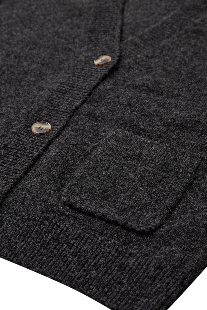 Mørkegrå strikket cardigan med frontlommer og knapper i uldkvalitet.